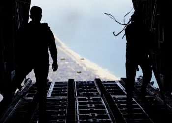 القوات المسلحة تنفذ 7 إنزالات جديدة لمساعدات إنسانية على غزة