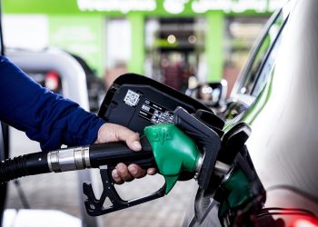 الحكومة ترفع أسعار البنزين بنوعيه (90 و95) لشهر نيسان المقبل