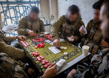 جنود الاحتلال ينهبون ممتلكات أهل غزة