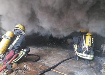 السيطرة على حريق بمشغل دهانات وأخشاب في عمان