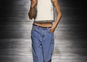 الجينز العريض موضة استحوذت على موسم ربيع 2024