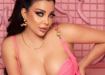 شقيقة هيفاء وهبي تخرج عن المألوف وتظهر شبه عـ.ـارية “صور”