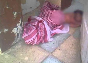 امرأة تلقي طفلتها في الشارع وتكتب.. “والله إنها بنت حلال بس ما معي حق حليب”