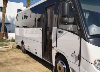 باص فارغ يقتحم بوابة المدينة الرياضية