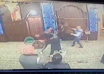 شاب يطعن 4 مصلين داخل مسجد بالرصيفة