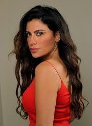 صبا مبارك بوضعية تصوير جريئة وتثير الانتقادات