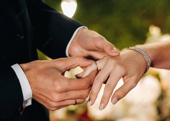 شاب ألبس أمه خاتم الزواج بدل عروسه