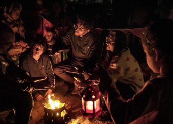 شعلة أمل وفرح.. فوانيس رمضان حاضرة على أرصفة غزة المدمرة