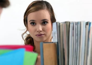 علامات الحب من النظرة الأولى عند الفتاة