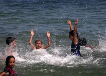 غضب بدولة الاحتلال بسبب صور فلسطينيين في غزة “يسبحون رغم الحرب”