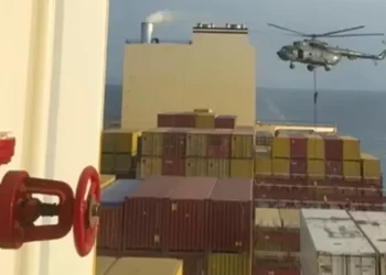 مرتبطة بإسرائيل.. إيران تعمل على إطلاق طاقم سفينة خطفتها