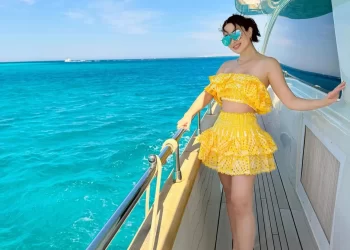 بملابس جريئة .. نسرين طافش تشعل السوشيال ميديا بهذه الإطلالة