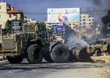 المقاومة تفجر عبوة ناسفة بجرافة إسرائيلية في مخيم بلاطة بالضفة الغربية