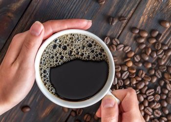 زوجة ملياردير تشتكي من ثمن قهوة بـ4 دولارات