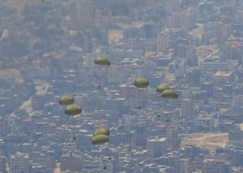 الأردن ينفذ 6 إنزالات جوية لمساعدات على شمال غزة بمشاركة دولية