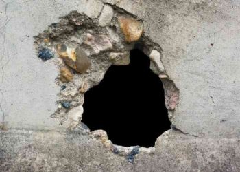 حدثان يسرقان مستودعا في إربد على طريقة الأفلام