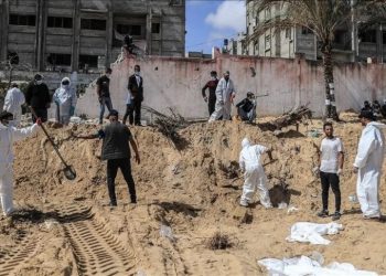 انتشال مئات الجثث المتحللة بينها لأطفال بمجمع ناصر في خان يونس