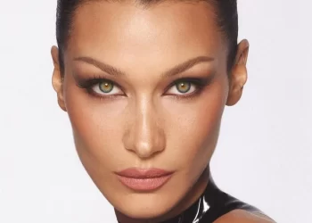 بيلا حديد تشوق جمهورها لقصة حب جديدة باللغة العربية