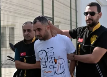 شاب تركي “غيور” حاول خنق عشيقته فجراً.. فقتل شخص وأصاب 4 آخرين