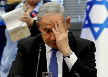 لابيد يدعو وزيرين للانسحاب من “حكومة الحرب” لإسقاط نتنياهو