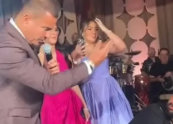 فيديو أثار غضباً.. عمرو دياب يضرب مهندس صوت ويطرده ثم يغني
