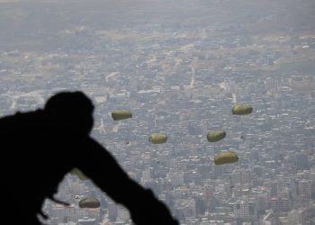 القوات المسلحة تنفذ 5 إنزالات جوية لمساعدات على شمال غزة