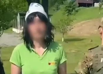 أوكراني يتنكر بزي امرأة للفرار خارج البلاد.. وحرس الحدود ينشر فيديو ساخرا