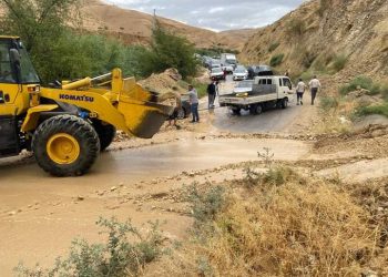 انهيارات وانجرافات ترابية على طريق وادي شعيب