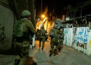 وسط اشتباكات .. الاحتلال يشن حملة دهم واعتقالات في الضفة