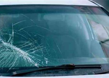 طلبة يرشقون مركبات معلميهم بالحجارة