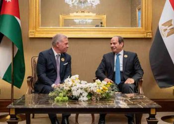 الملك يلتقي قادة دول شقيقة في قمة البحرين