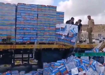 مستوطنون يعتدون على شاحنات أردنية وينهبون المساعدات