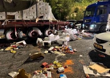 مستوطنون يعتدون على شاحنات أردنية ويرمون المساعدات