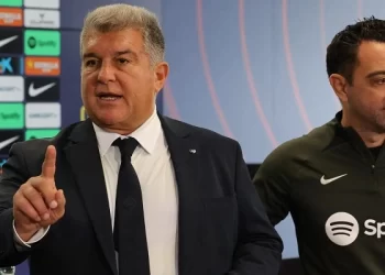 بعد تقارير إقالته.. تشافي يتوجه بطلب من رئيس برشلونة