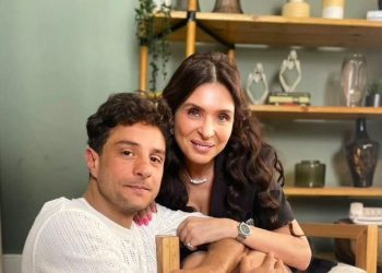 أحمد الفيشاوي يمسك ساقي الراقصة دينا في وضع مخل