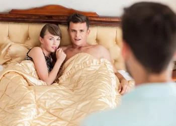 صديقي يريد تصويري مع رجال آخرين