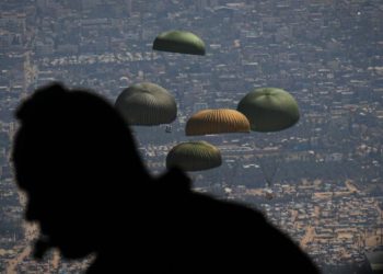 القوات المسلحة تنفذ 3 إنزالات جوية لمساعدات إنسانية على جنوب غزة