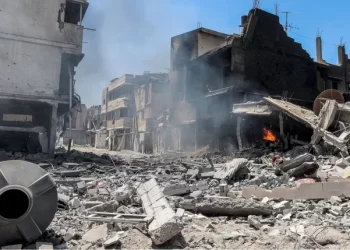 غارات عنيفة وسط القطاع.. وتوغل للاحتلال صوب جسر وادي غزة (شاهد)