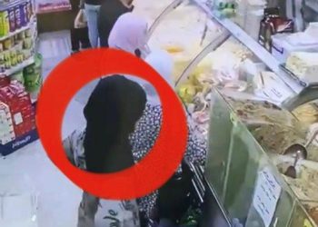 سيدة نشلت محفظة من سيدة بخفة يد داخل محل تجاري في الزرقاء