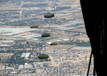 الجيش ينفذ إنزالين جويين لمساعدات على جنوب غزة بمشاركة دولية