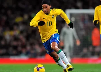 حملة إعلانية.. رونالدينيو يكشف سبب تصريحاته ضد منتخب البرازيل