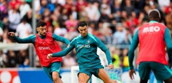 شاهد.. اقتحامات وصور “سيلفي” في تدريبات رونالدو مع البرتغال