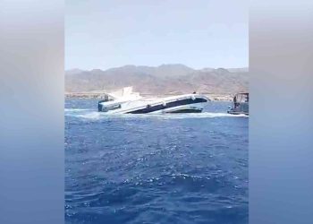 غرق مركب في شاطئ مدينة العقبة