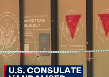 ملثم يهشم نوافذ القنصلية الأميركية في سيدني.. ويرسم المثلث الأحمر