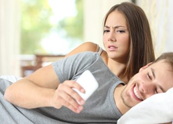 أغرب قضية ضد أبل.. رجل خان زوجته فاكتشفت رسائله الممحية