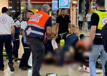 إصابة ثلاثة مستوطنين أحدهم بحالة خطيرة في عملية طعن بمركز تسوق إسرائيلي