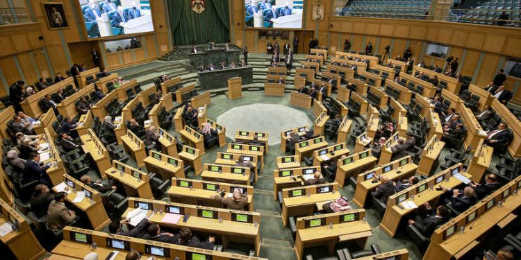 Members of Jordan's parliament attend a session to discuss the US-brokered Jordan-Israel solar power for water "declaration of intent" agreement on December 15, 2021. - Jordan and Israel had agreed on November 22 for Jordan to provide solar power to Israel, which will in turn supply desalinated water to its desert neighbour, under a declaration of intent. Ministers from the neighbouring countries inked the US-brokered agreement at a Dubai Expo event joined by John Kerry, the US Special Presidential Envoy for Climate. (Photo by Khalil MAZRAAWI / AFP)