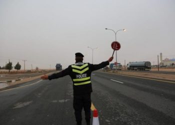 سائق باص كوستر يدخين الأرجيلة أثناء المسير على طريق معان الزرقاء