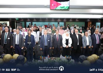 طلبة الصيدلة في “عمان العربية” يؤدون القسم أمام نقيب الصيادلة بحضور رئيس الجامعة