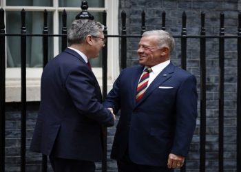 الملك يلتقي رئيس وزراء بريطانيا في لندن